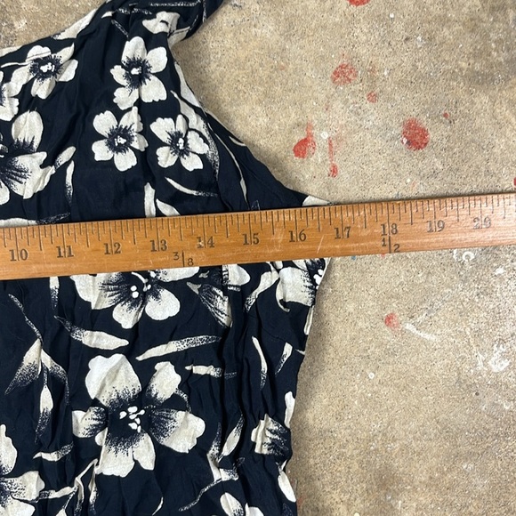 Vintage Old Navy Black and Cream Floral Maxi Dress with side slits NWT
SIZE: 10 - Picture 6 of 6